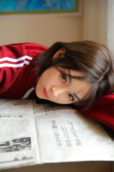 他含着她的奶边摸边做